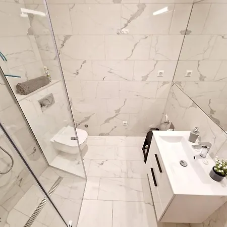 Carbona Aloe Lux شقة *